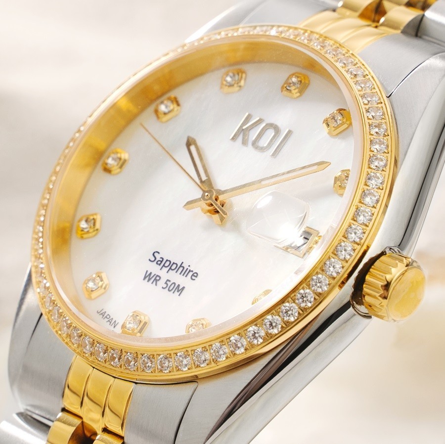 Đồng hồ đính kim cương nhân tạo giá bao nhiêu, mua hãng nào? 2 KOI Noble sử dụng kính Saphhire giúp người dùng ngắm trọn vẻ đẹp mặt số