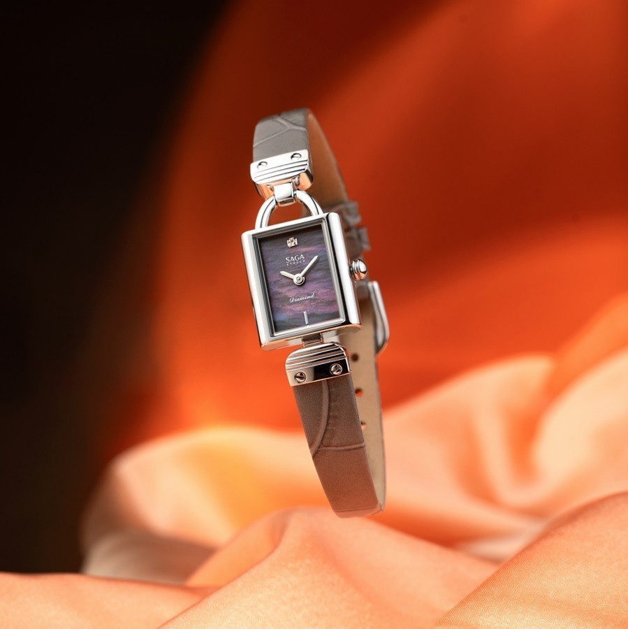 TOP 10 đồng hồ nữ mặt chữ nhật thời thượng nhất năm 2024 2 Phiên bản đồng hồ nữ hình chữ nhật dây da cá sấu mang đến cảm giác êm ái, thoải mái khi đeo