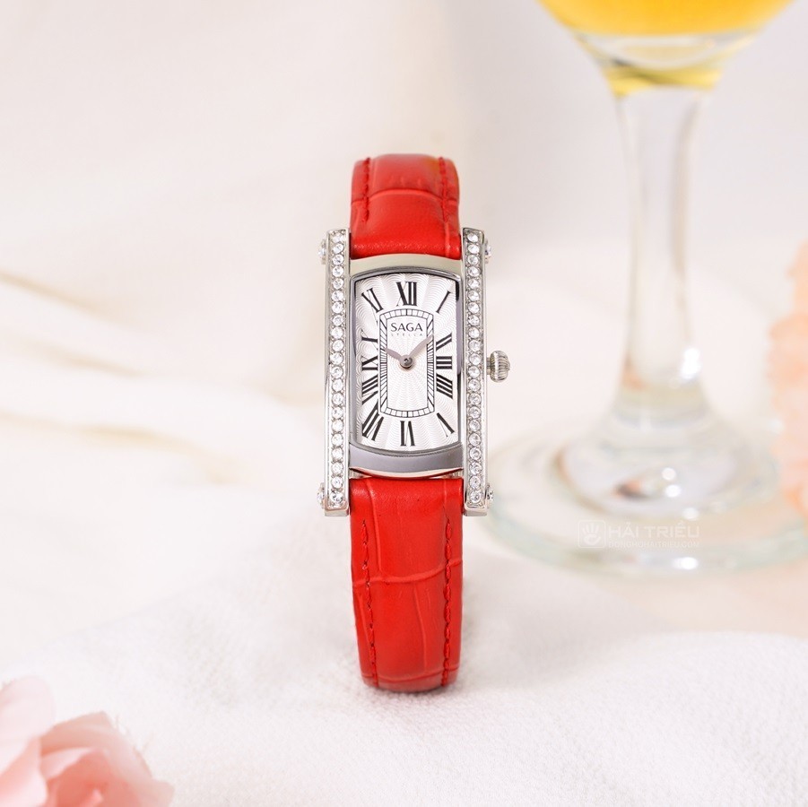 TOP 10 đồng hồ nữ mặt chữ nhật thời thượng nhất năm 2024 6 Màu đỏ quyền lực, quyến rũ nay được khoác lên ngoại diện Saga