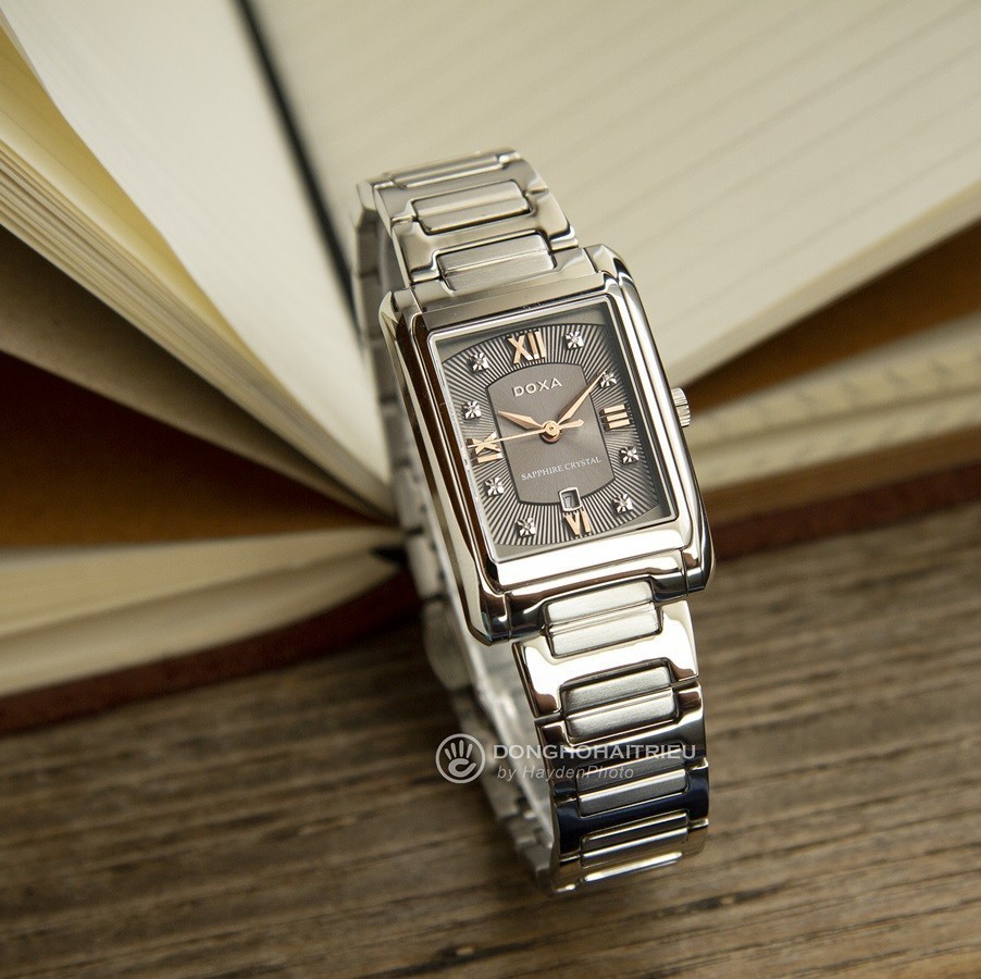 TOP 10 đồng hồ nữ mặt chữ nhật thời thượng nhất năm 2024 7 Những viên kim cương được đính trên mặt số đồng hồ mang giá trị to lớn, bởi 100% chúng là kim cương thật