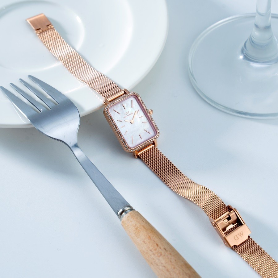 TOP 10 đồng hồ nữ mặt chữ nhật thời thượng nhất năm 2024 11 Viền bezel đính đá giúp đồng hồ thêm phần đẳng cấp