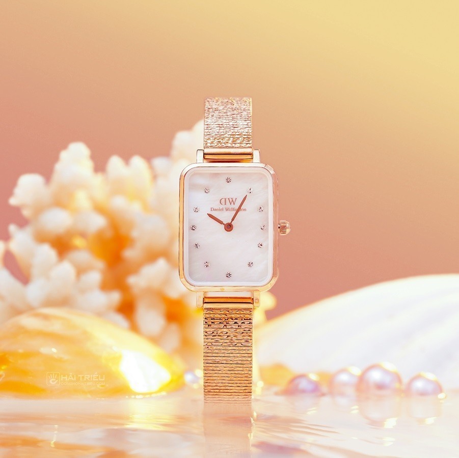 TOP 10 đồng hồ nữ mặt chữ nhật thời thượng nhất năm 2024 10 Đồng hồ nữ mặt chữ nhật của thương hiệu DW mang trong mình vẻ đẹp sang trọng, bởi chúng được mạ vàng, cọc số được đính đá.