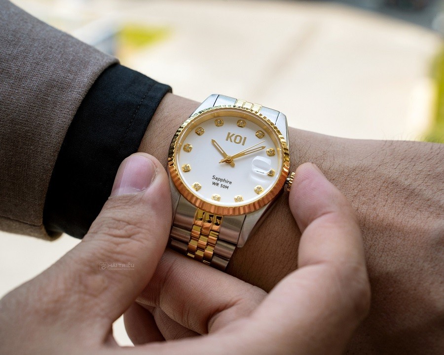 Review hãng đồng hồ đính đá có chất lượng tốt nhất hiện nay 2 Mặt kính sapphire trong suốt trang bị trên các mẫu đồng hồ đính đá